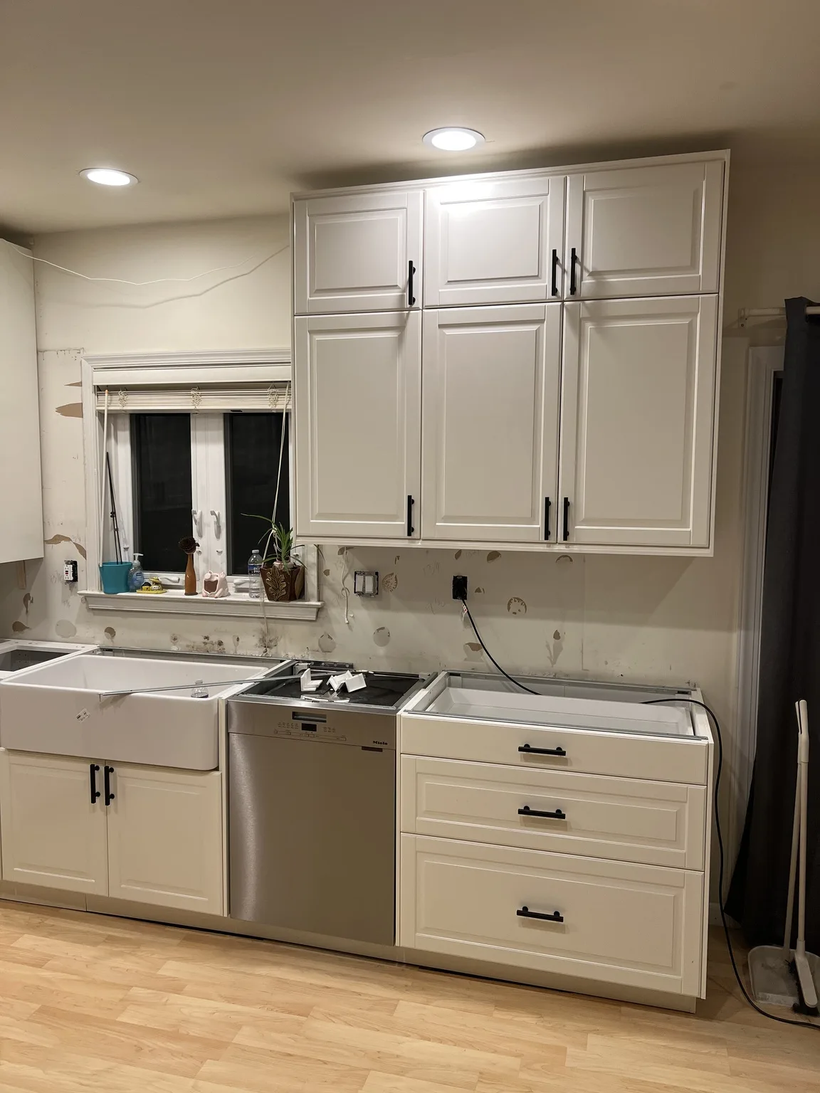 White Shaker U-Shaped Kitchen